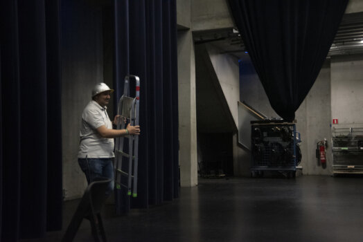 Ils y découvrent la scène et les coulisses de la maison.