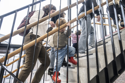 Een Brusselse kinderopvang op culturele verplaatsing met hun allerjongsten.  © Karim Abraheem