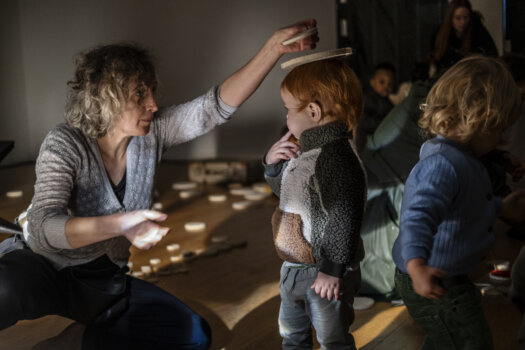 Within the Explo Labo framework, a group of toddlers participate in a spectacle that relies on tactility, music and movement. © Karim Abraheem