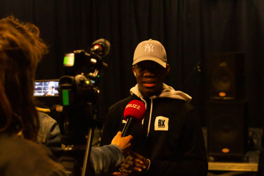 Un jeune est interviewé lors de 'C'est Bon in Laeken', un festival organisé par les primo-arrivants de Masir Avenir. 'Move It Kanal' accompagne le volet culturel du programme Masir Avenir.