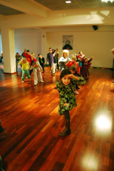 ‘Kunst voor Ketjes’ vise les sorties culturelles pour enfants, comme cet atelier de danse au Kaaitheater…